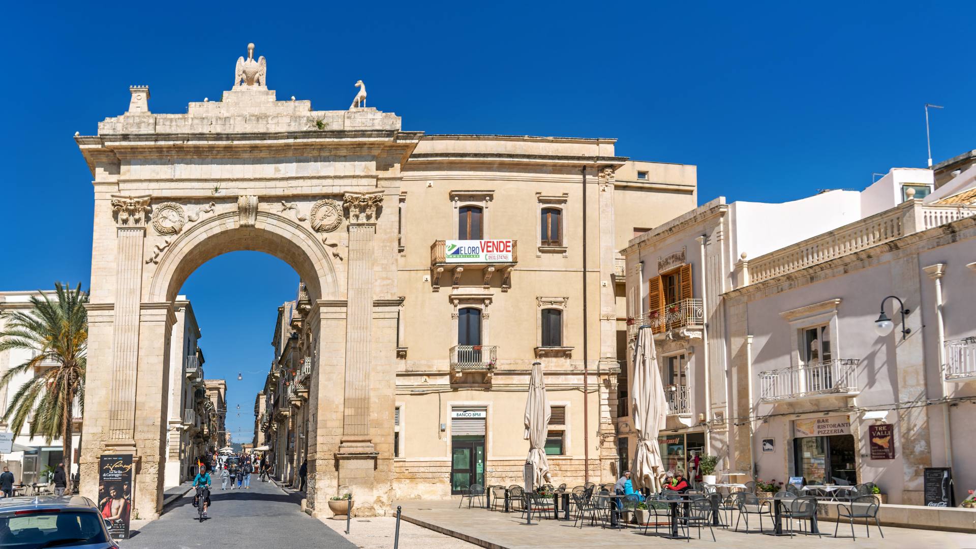 Die Stadt Noto mit ihren 24.000 Einwohnern liegt etwa 35 km südwestlich von Syrakus. Sie wurde bei dem großen Erdbeben von 1693 völlig zerstört. Ab 1703 wurde sie südöstlich von Noto Antica im Stil des sizilianischen Barocks wiederaufgebaut. Die beeindruckende Stadt gehört zu Recht zum UNESCO-Weltkulturerbe.